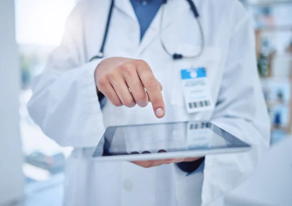 Hände Tablet Und Gesundheitswesen Mit Einem Arzt Der Krankenhaus Recherchiert — Stockfoto
