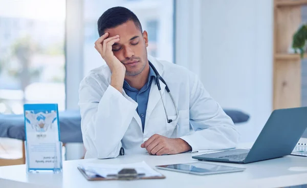 Homem Cansado Hospital Médico Cochilando Mesa Escritório Esgotamento Cuidados Saúde — Fotografia de Stock