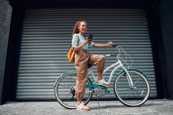 Bicicletta Donna Telefono Città Sentono Eccitati Felici Del Messaggio Mentre — Foto Stock