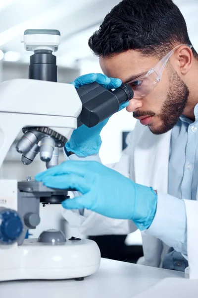 Jeden Mieszany Naukowiec Okularach Ochronnych Rękawiczkach Analizujący Próbki Badań Medycznych — Zdjęcie stockowe