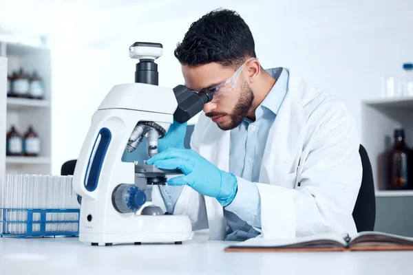 Scientifique Médical Sérieux Assis Bureau Utilisant Microscope Pour Examiner Analyser — Photo