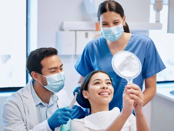 Een Glimlach Waar Trots Kan Zijn Een Jonge Vrouw Controleert — Stockfoto