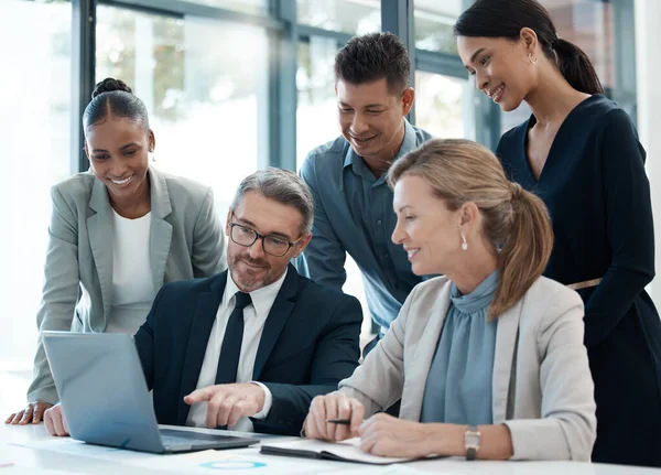 Zakenmensen Laptop Teamsamenwerking Voor Planning Strategie Het Delen Van Ideeën — Stockfoto