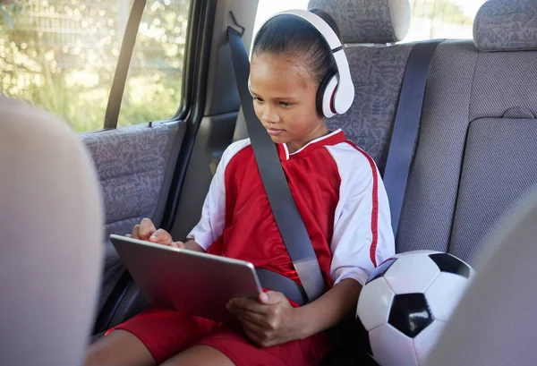 Tablet Deportes Relajarse Niño Transporte Viaje Coche Fútbol Fútbol Partido — Foto de Stock
