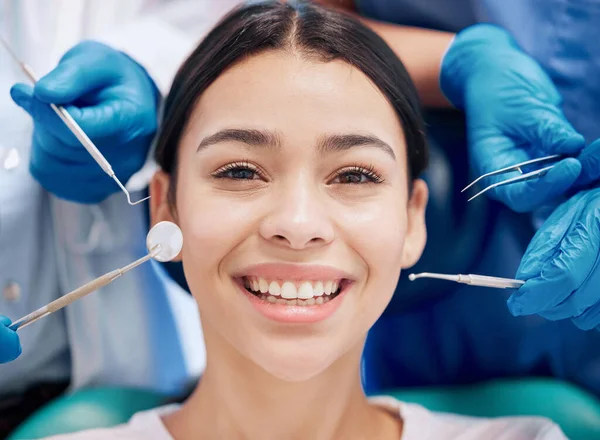 You Wont Stop Smiling Young Woman Looking Happy Her Dentists — Stock Photo, Image