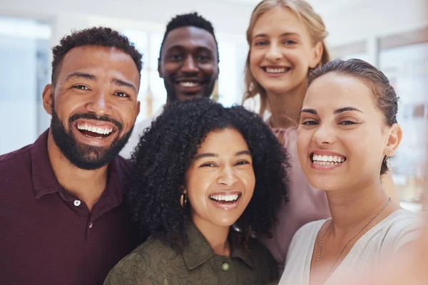 Glücklich Freunde Und Porträtlächeln Für Ein Selfie Büro Für Besprechungen — Stockfoto