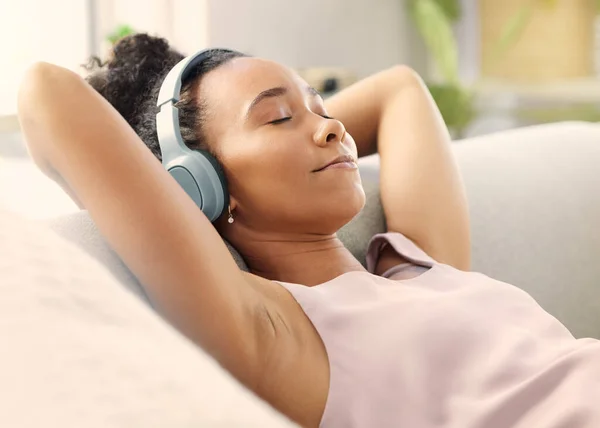 Dormir Con Buena Música Una Joven Escuchando Música Mientras Relaja — Foto de Stock