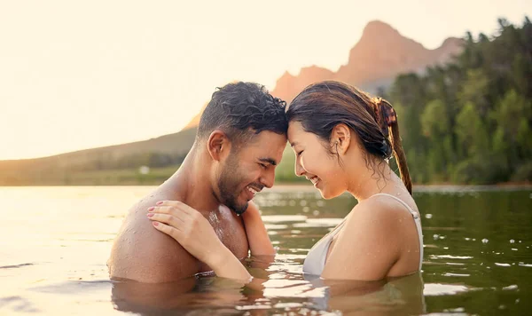 Tempo Lago Perfeito Para Ligação Jovem Casal Passar Tempo Juntos — Fotografia de Stock