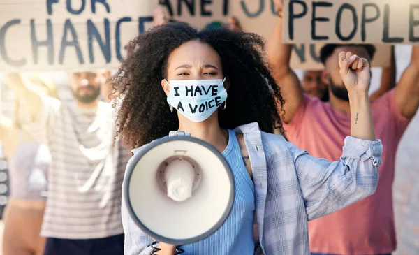 Todos Temos Uma Voz Retrato Recortado Grupo Jovens Protestando Cidade — Fotografia de Stock