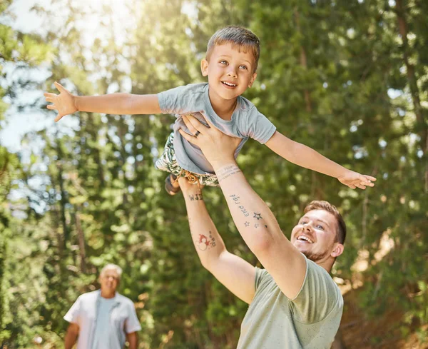 Vamos Volar Joven Guapo Jugando Con Adorable Hijito Mientras Acampaba — Foto de Stock