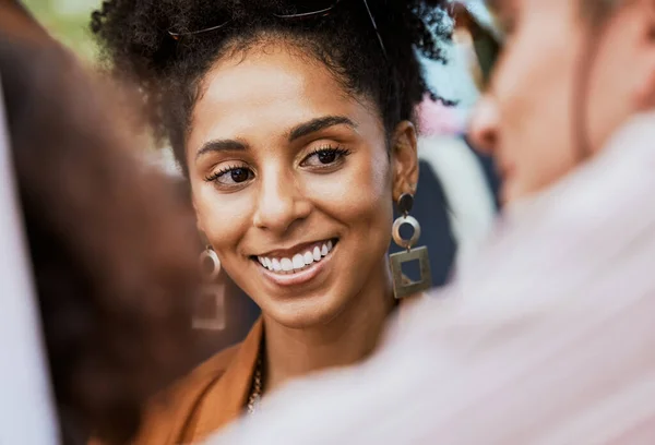 Verão Amigos Perto Mulher Negra Com Sorriso Rosto Moda Beleza — Fotografia de Stock