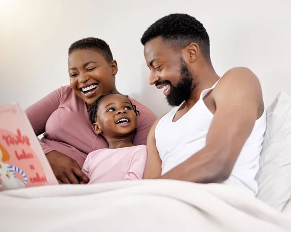She Loves Story Time Young Family Bonding Bed Together — Stock Photo, Image
