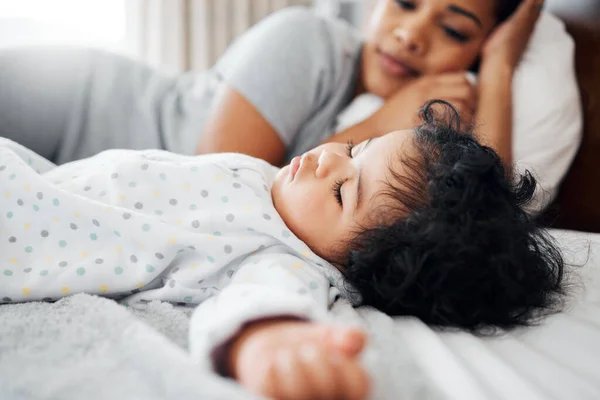 Álmok Villognak Szeme Előtt Egy Anya Nézi Ahogy Lánya Alszik — Stock Fotó