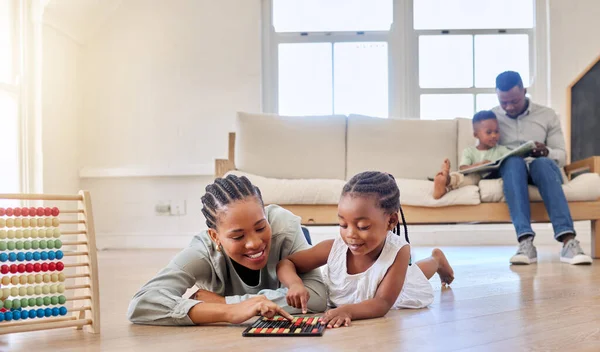 Menina Afro Americana Brincando Com Ábaco Outros Brinquedos Enquanto Estava — Fotografia de Stock