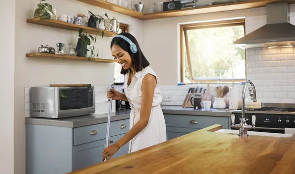 Feliz Fones Ouvido Mulher Limpando Cozinha Enquanto Ouve Música Podcast — Fotografia de Stock