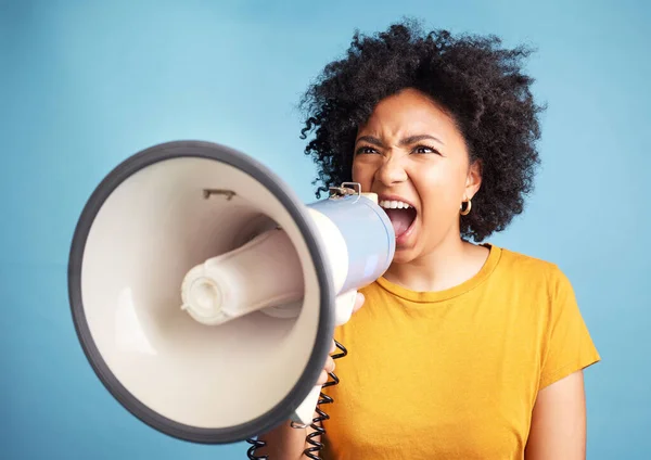 Luister Goed Een Aantrekkelijke Jonge Vrouw Staan Tegen Een Blauwe — Stockfoto