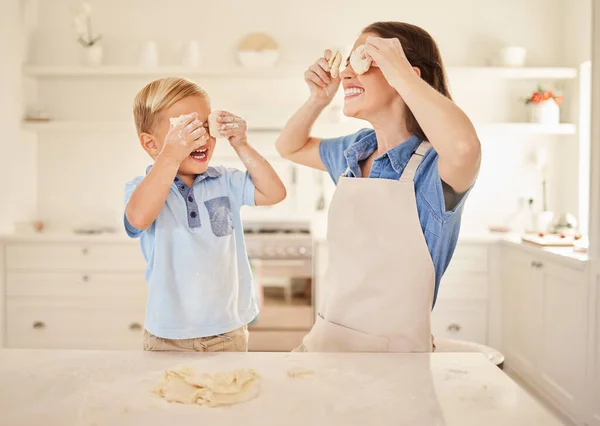 Essen Kann Spaß Machen Mutter Und Sohn Spielen Beim Backen — Stockfoto