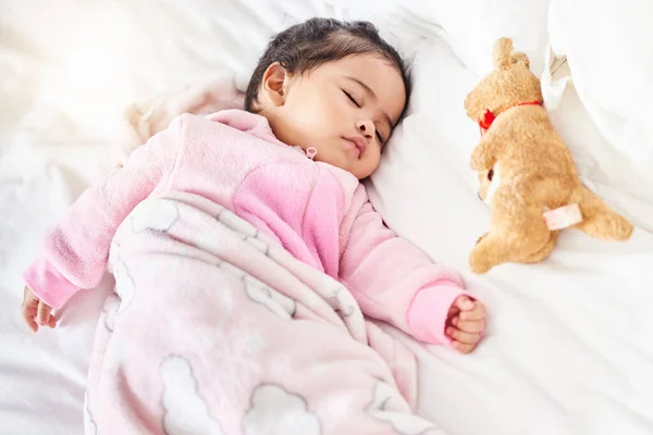 ぬいぐるみの動物のおもちゃでベッドの中で静かに寝ている愛らしい赤ちゃん ベビーベッドの上に寝そべって ピンクの服と毛布を着て — ストック写真