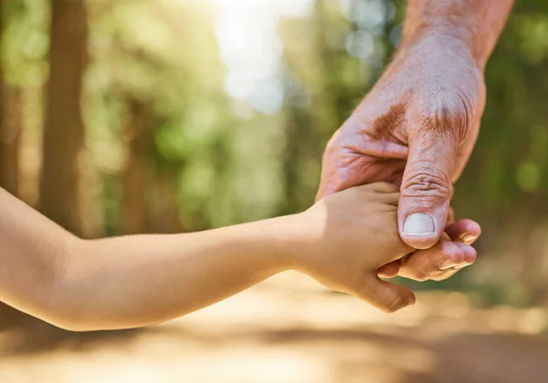 Mano Del Abuelo Primer Plano Hombre Irreconocible Nieto Tomados Mano —  Fotos de Stock