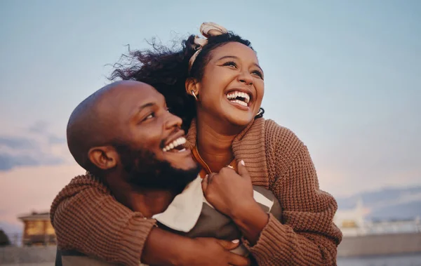 Casal Negro Feliz Amor Abraço Rindo Felicidade Alegre Para Ligar — Fotografia de Stock