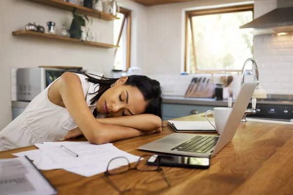 Dormir Cansado Burnout Mulher Negócios Sentindo Exausto Após Horas Extras — Fotografia de Stock