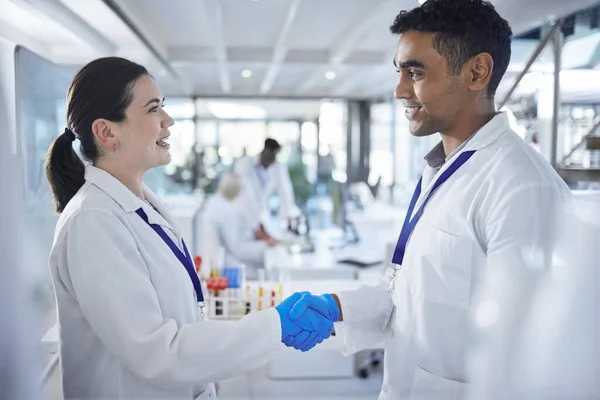 Due Diversi Scienziati Professionisti Stringono Mano Mentre Indossano Guanti Blu — Foto Stock