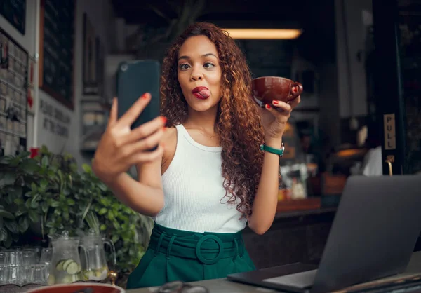 Selfie Kávézó Vicces Egy Női Vásárlóval Aki Laptopot Telefont Használ — Stock Fotó