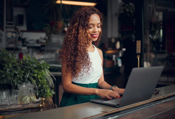 Laptop Dolgozó Fekete Gépel Egy Kávézóban Netezik Interneten Munkát Tervez — Stock Fotó