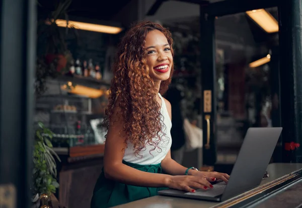 Mujer Africana Portátil Trabajo Remoto Restaurante Escribiendo Novela Investigación Contenido — Foto de Stock