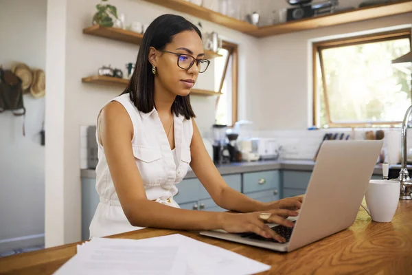 Γυναίκα Στις Επιχειρήσεις Εργάζονται Φορητό Υπολογιστή Από Σπίτι Και Κάθεται — Φωτογραφία Αρχείου
