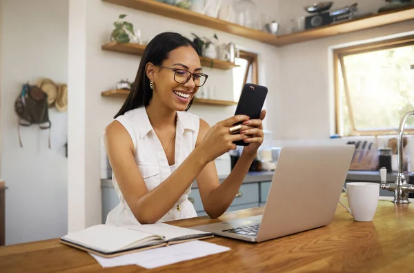 Trabajo Remoto Casa Mujer Negocios Con Teléfono Para Comunicación Conexión —  Fotos de Stock