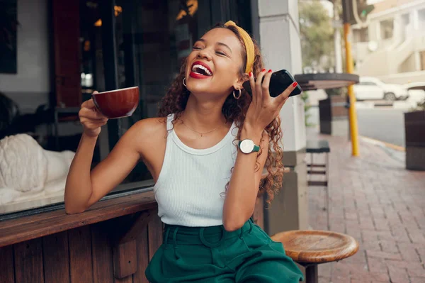 Mulher Negra Café Ouvindo Mensagem Áudio Smartphone Rindo Sozinha San — Fotografia de Stock