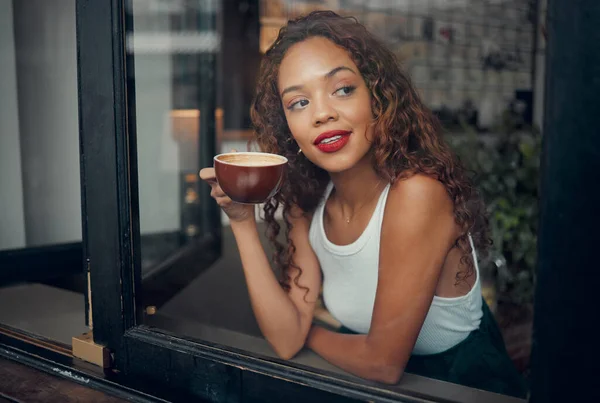 Só o café pode me refrescar. mulher afro-americana sonolenta e