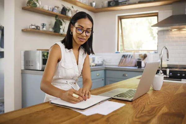 Computadora Portátil Mujer Planificación Negocios Empresaria Escribiendo Notas Lluvia Ideas — Foto de Stock