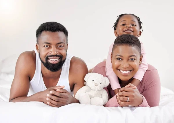 Warm Cozy Rested Young Family Bonding Bed Together — Stock Photo, Image