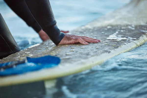 Surfen Meeressurfen Und Die Hand Des Menschen Auf Dem Surfbrett — Stockfoto