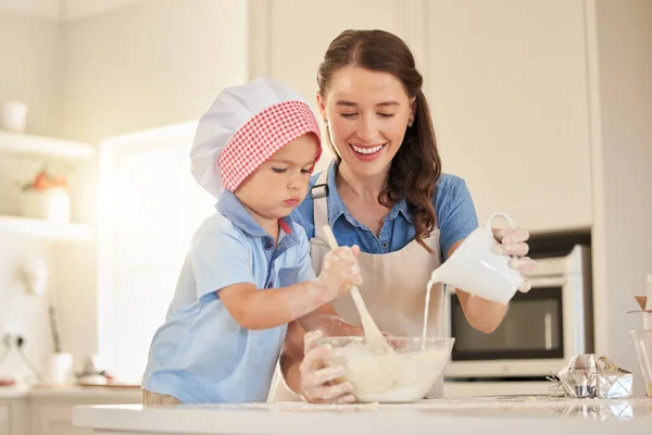 Vasthouden Aan Het Recept Een Jonge Moeder Bakken Met Haar — Stockfoto