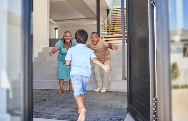 Aufgeregtes Kind Läuft Den Großeltern Familientreff Grüßt Und Umarmt Sich — Stockfoto