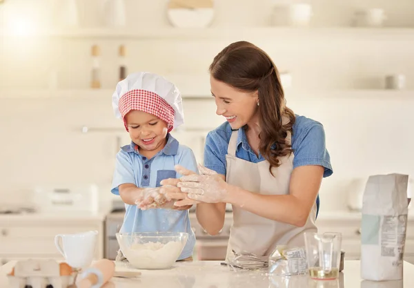 Maak Heerlijke Lekkernijen Een Jonge Moeder Bakken Met Haar Zoon — Stockfoto