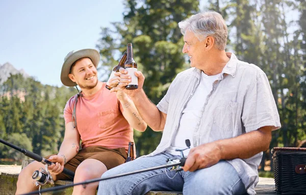 Brinde Dia Relaxante Juntos Homem Bebendo Cerveja Com Seu Pai — Fotografia de Stock