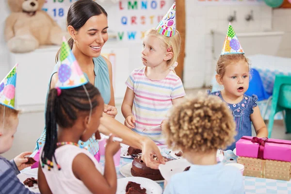 Nossa Turma Adora Aniversários Crianças Pré Escolares Comemorando Aniversário Aula — Fotografia de Stock