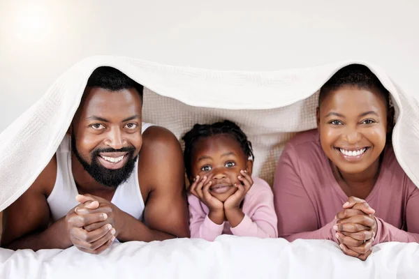 Knee Deep Pure Bliss Young Family Bonding Bed Together — Stock Photo, Image