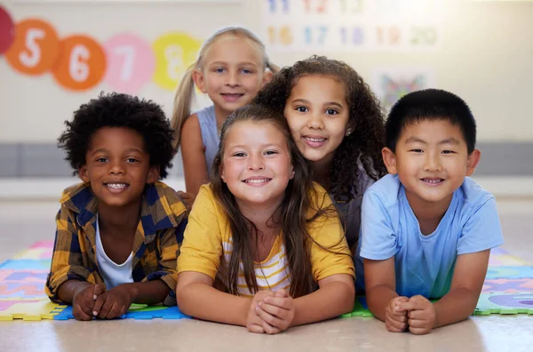 Possiamo Fare Molto Quando Siamo Uniti Gruppo Bambini Sdraiati Sul Immagine Stock