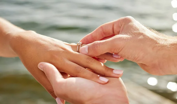 Este Anillo Significa Para Siempre Una Pareja Irreconocible Comprometiéndose —  Fotos de Stock