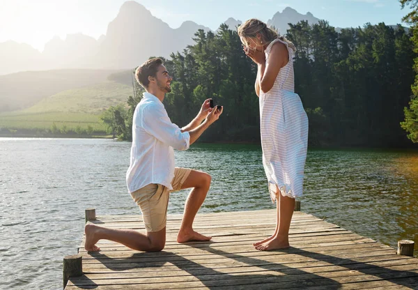 Não Estava Espera Disto Jovem Pedindo Casamento Sua Namorada Natureza — Fotografia de Stock