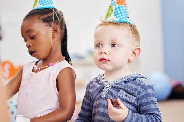 Bolo Chapéus Tudo Mais Divertido Crianças Pré Escolares Comemorando Aniversário — Fotografia de Stock