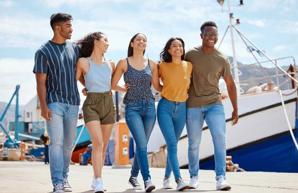 Amistad Vino Vida Grupo Jóvenes Amigos Pasando Rato Juntos Aire —  Fotos de Stock