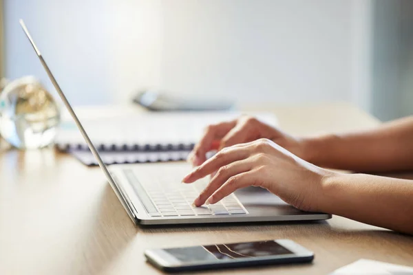 Enviando Documentos Izquierda Derecha Una Mujer Negocios Que Trabaja Computadora — Foto de Stock