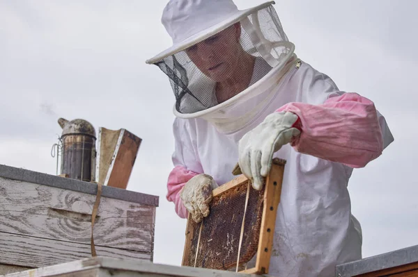 養蜂家であることが大好きです 養蜂家が農場に巣枠を開いて — ストック写真