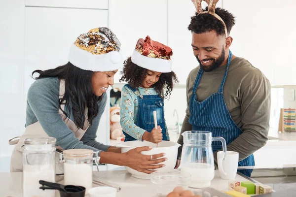 把击球手混在一起一对深情的年轻夫妇和他们的女儿在家里的厨房里烘焙 — 图库照片